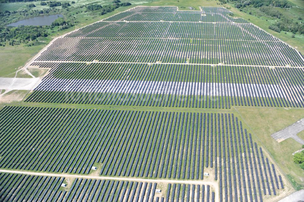 Tutow aus der Vogelperspektive: Neubau des Solarenergiepark am Flugplatz Tutow in Mecklenburg - Vorpommern