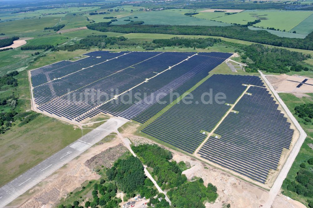 Luftbild Tutow - Neubau des Solarenergiepark am Flugplatz Tutow in Mecklenburg - Vorpommern