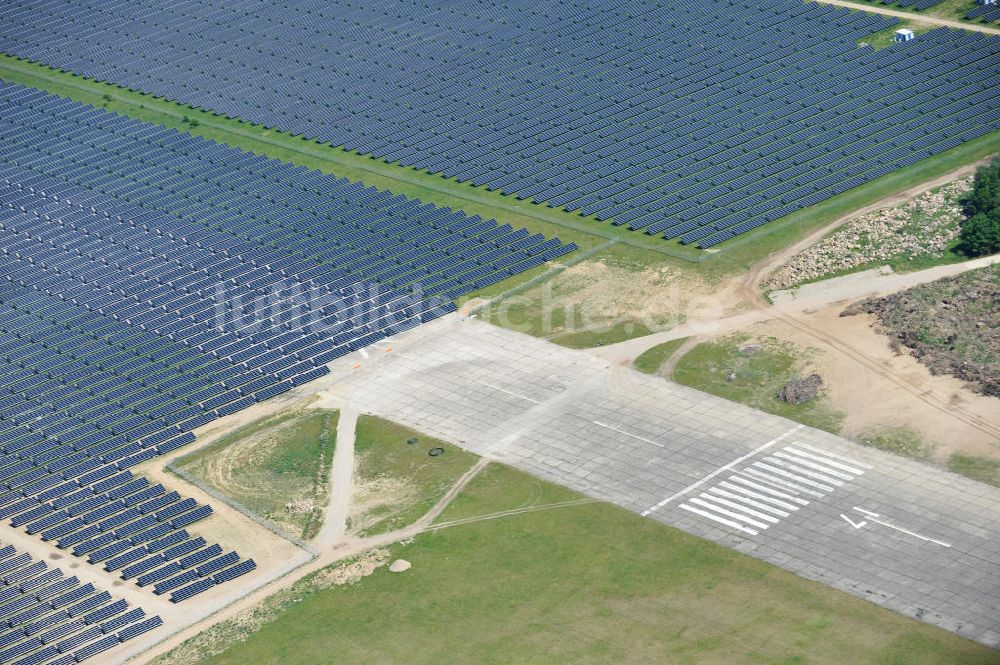 Luftaufnahme Tutow - Neubau des Solarenergiepark am Flugplatz Tutow in Mecklenburg - Vorpommern