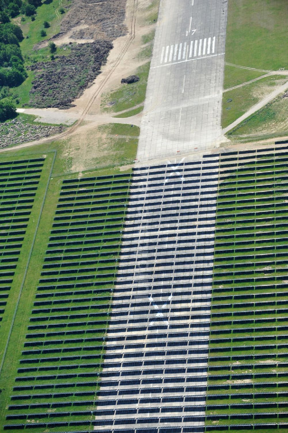 Luftbild Tutow - Neubau des Solarenergiepark am Flugplatz Tutow in Mecklenburg - Vorpommern