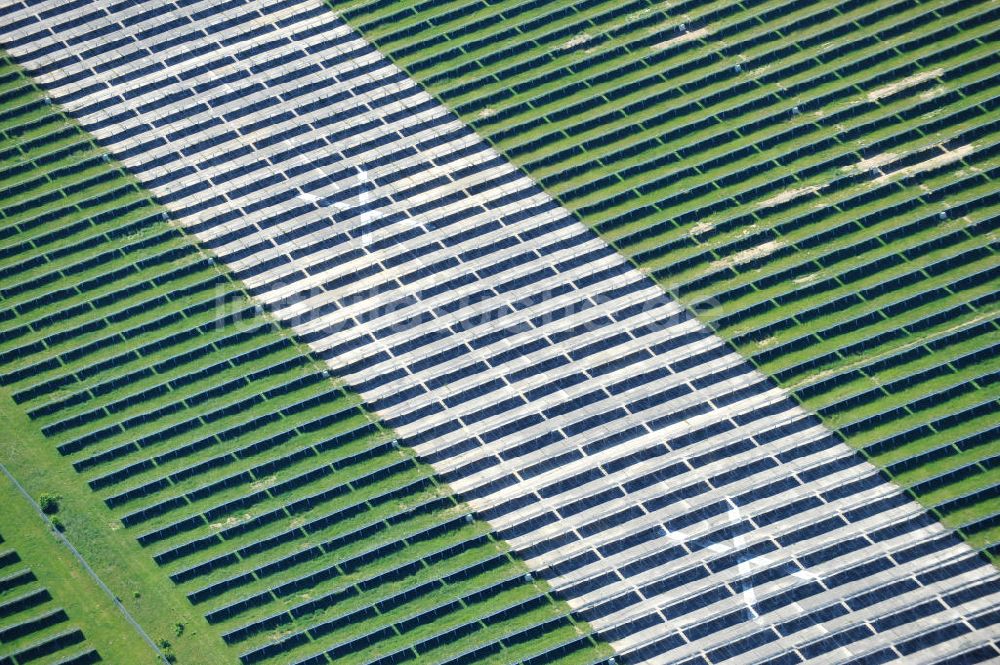 Luftbild Tutow - Neubau des Solarenergiepark am Flugplatz Tutow in Mecklenburg - Vorpommern