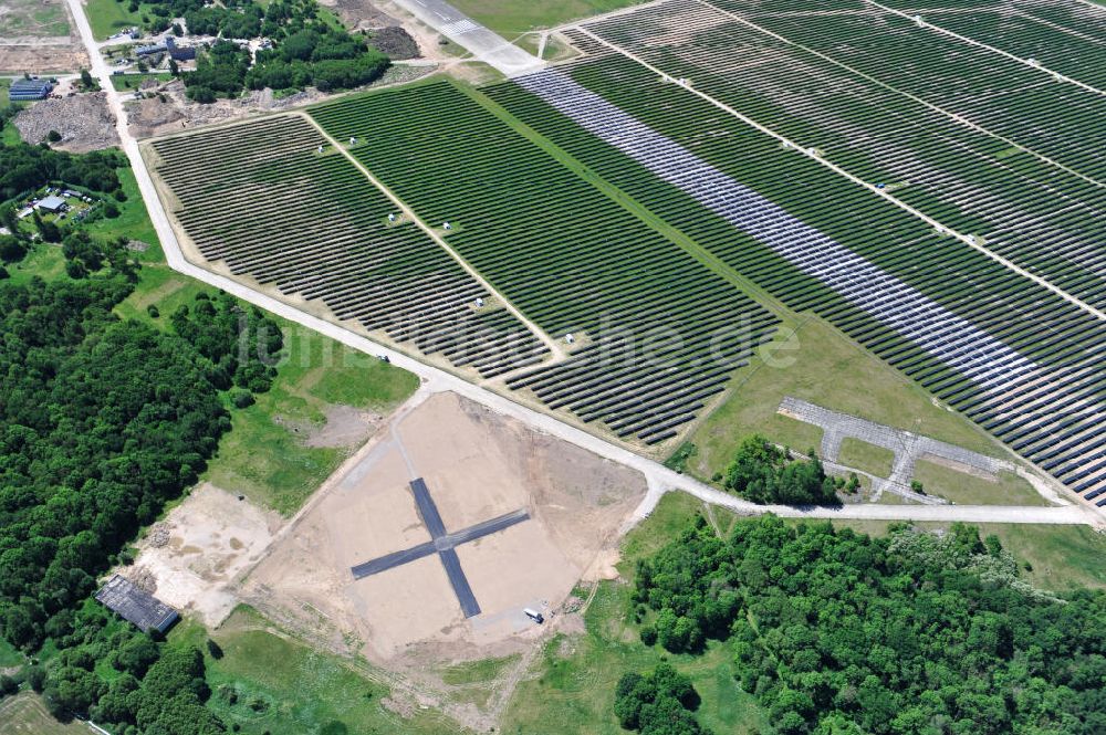 Luftaufnahme Tutow - Neubau des Solarenergiepark am Flugplatz Tutow in Mecklenburg - Vorpommern