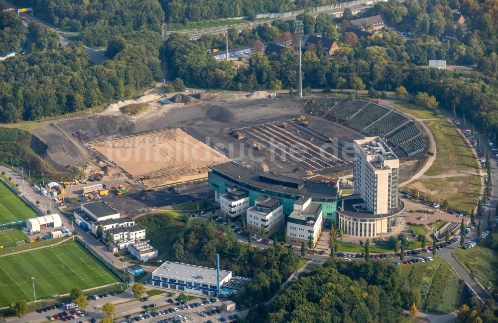 Luftaufnahme Gelsenkirchen - Neubau der Sportplatzanlagen des FC Gelsenkirchen-Schalke 04 e.V. zwischen dem Ernst-Kuzorra-Weg und der Parkallee im Ortsteil Gelsenkirchen-Ost in Gelsenkirchen im Bundesland Nordrhein-Westfalen, Deutschland