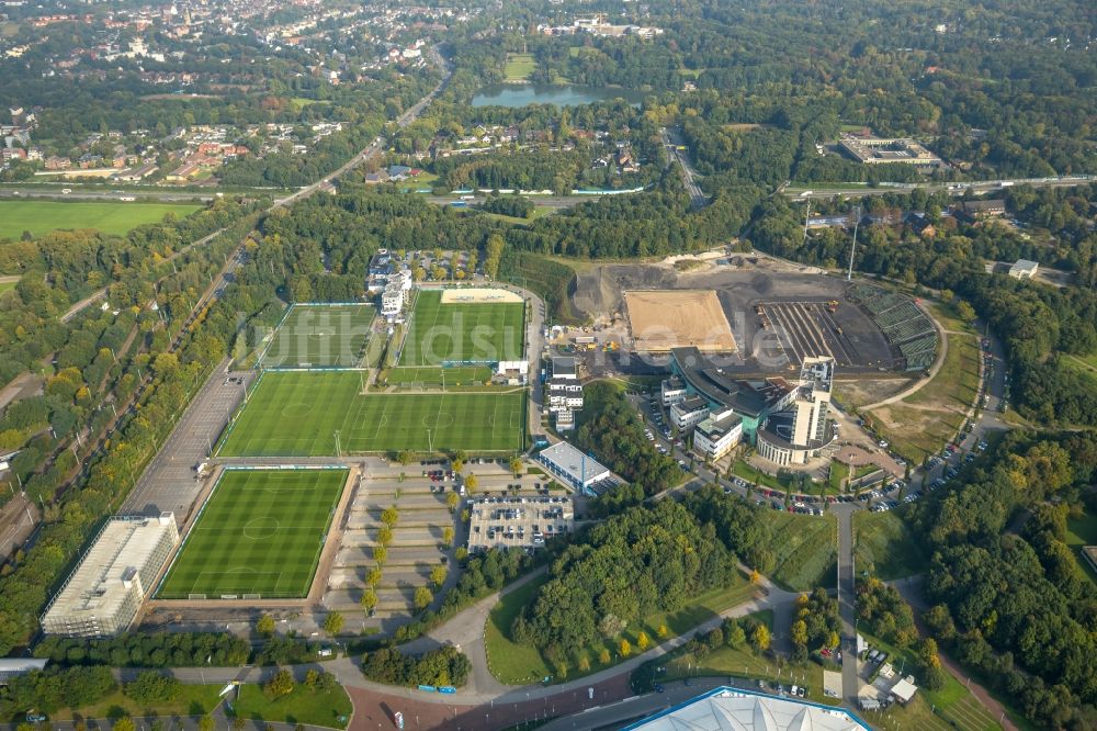 Gelsenkirchen von oben - Neubau der Sportplatzanlagen des FC Gelsenkirchen-Schalke 04 e.V. zwischen dem Ernst-Kuzorra-Weg und der Parkallee im Ortsteil Gelsenkirchen-Ost in Gelsenkirchen im Bundesland Nordrhein-Westfalen, Deutschland