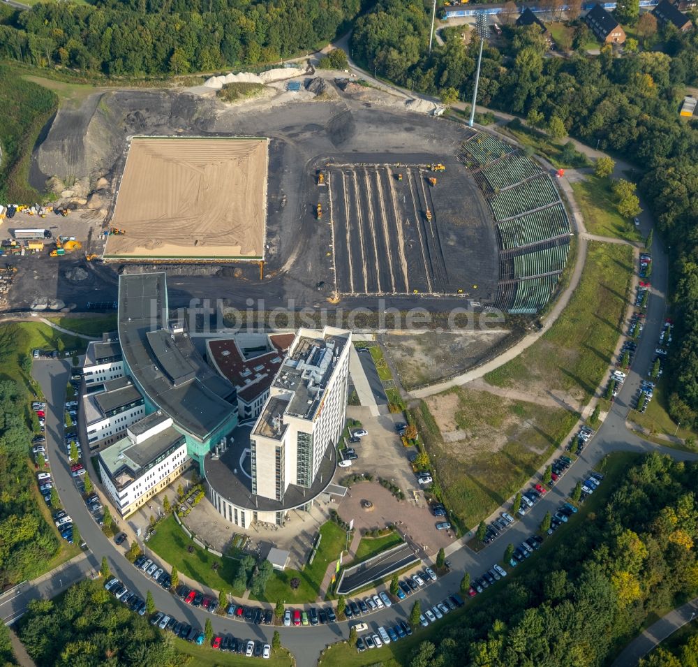 Gelsenkirchen aus der Vogelperspektive: Neubau der Sportplatzanlagen des FC Gelsenkirchen-Schalke 04 e.V. zwischen dem Ernst-Kuzorra-Weg und der Parkallee im Ortsteil Gelsenkirchen-Ost in Gelsenkirchen im Bundesland Nordrhein-Westfalen, Deutschland