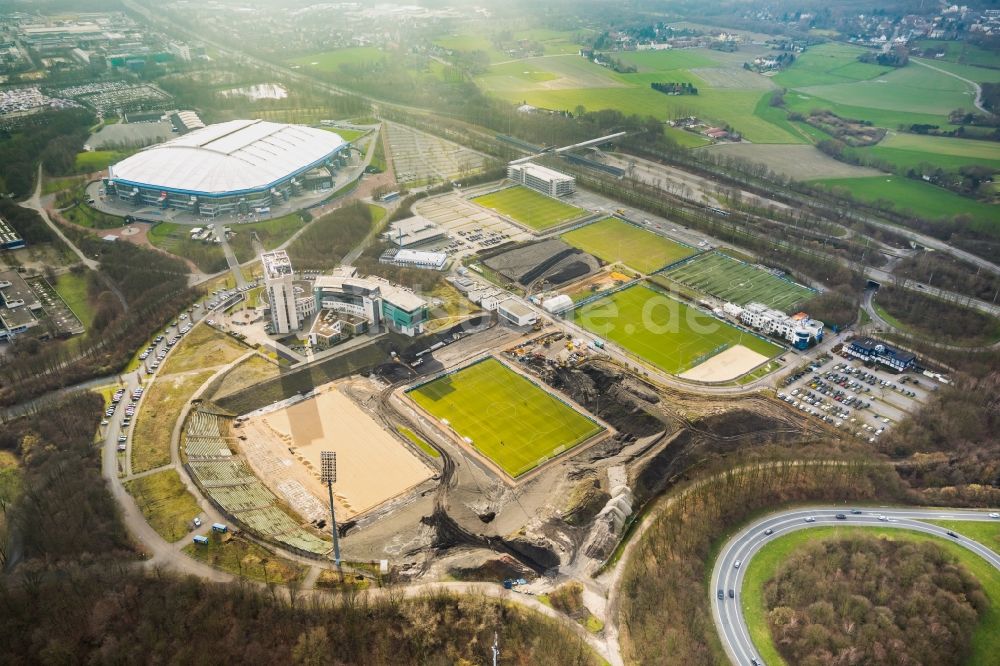 Gelsenkirchen aus der Vogelperspektive: Neubau der Sportplatzanlagen des FC Gelsenkirchen-Schalke 04 e.V. zwischen dem Ernst-Kuzorra-Weg und der Parkallee im Ortsteil Gelsenkirchen-Ost in Gelsenkirchen im Bundesland Nordrhein-Westfalen, Deutschland