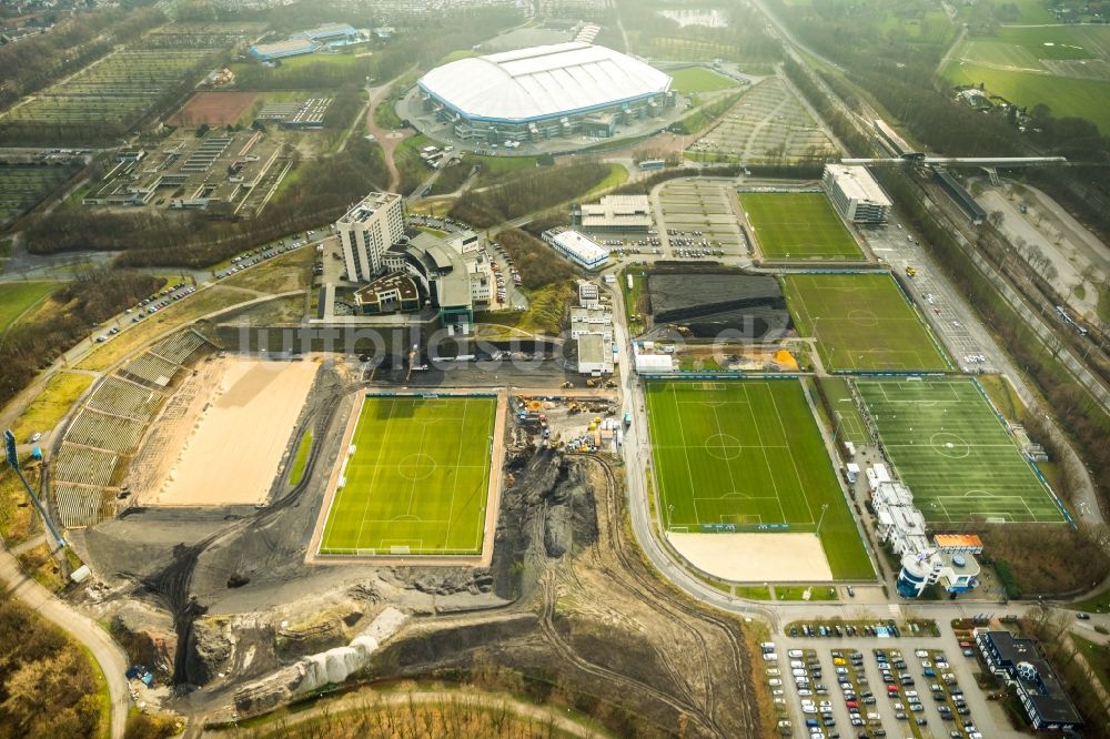 Luftaufnahme Gelsenkirchen - Neubau der Sportplatzanlagen des FC Gelsenkirchen-Schalke 04 e.V. zwischen dem Ernst-Kuzorra-Weg und der Parkallee im Ortsteil Gelsenkirchen-Ost in Gelsenkirchen im Bundesland Nordrhein-Westfalen, Deutschland