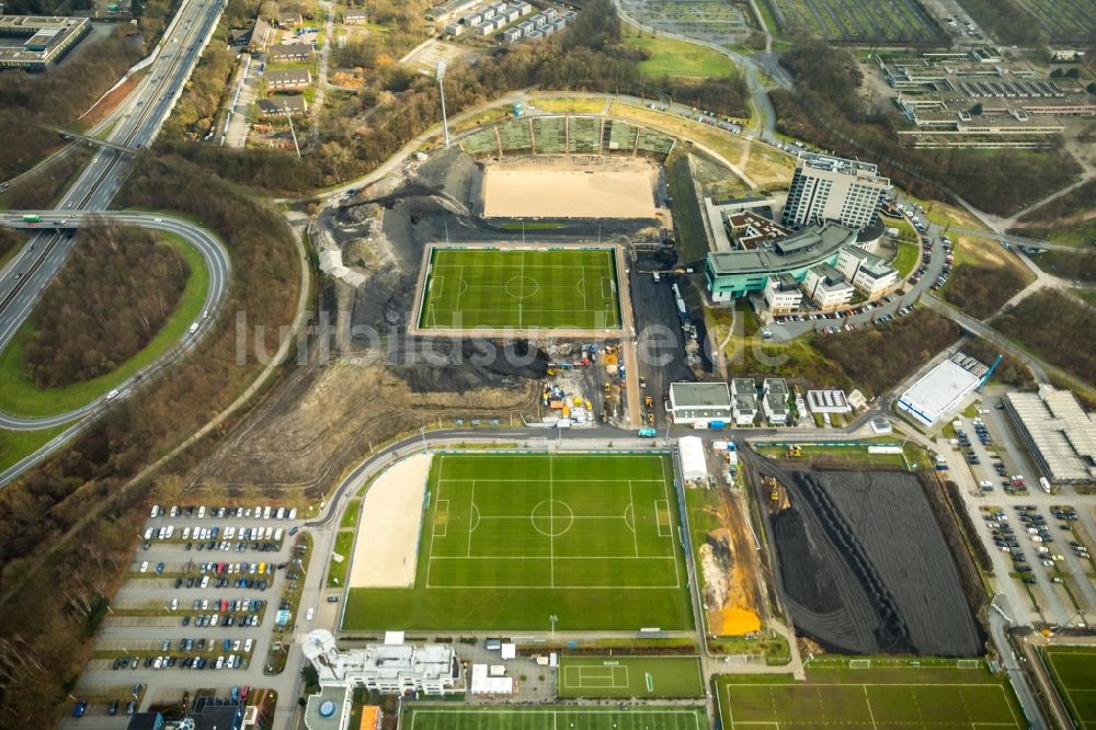 Gelsenkirchen von oben - Neubau der Sportplatzanlagen des FC Gelsenkirchen-Schalke 04 e.V. zwischen dem Ernst-Kuzorra-Weg und der Parkallee im Ortsteil Gelsenkirchen-Ost in Gelsenkirchen im Bundesland Nordrhein-Westfalen, Deutschland