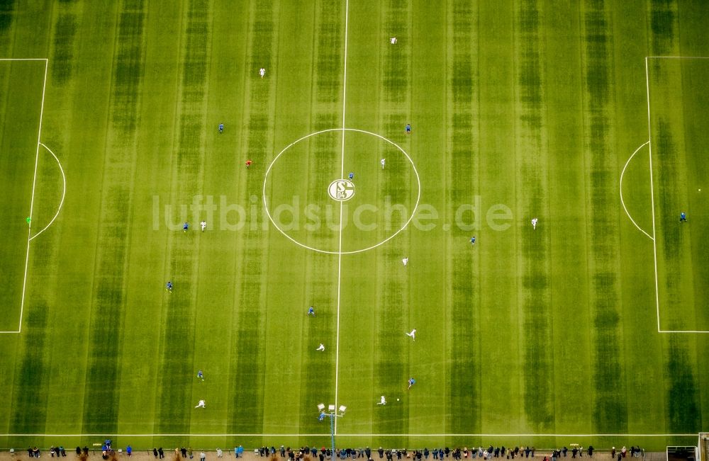 Gelsenkirchen von oben - Neubau der Sportplatzanlagen des FC Gelsenkirchen-Schalke 04 e.V. zwischen dem Ernst-Kuzorra-Weg und der Parkallee im Ortsteil Gelsenkirchen-Ost in Gelsenkirchen im Bundesland Nordrhein-Westfalen, Deutschland