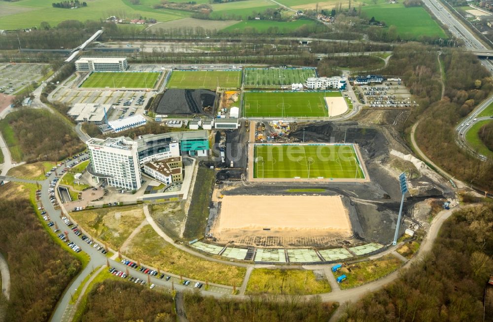 Gelsenkirchen aus der Vogelperspektive: Neubau der Sportplatzanlagen des FC Gelsenkirchen-Schalke 04 e.V. zwischen dem Ernst-Kuzorra-Weg und der Parkallee im Ortsteil Gelsenkirchen-Ost in Gelsenkirchen im Bundesland Nordrhein-Westfalen, Deutschland