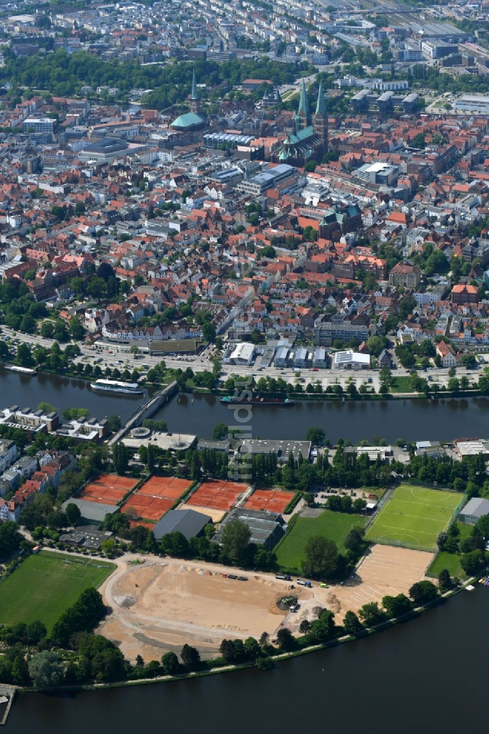 Lübeck aus der Vogelperspektive: Neubau der Sportplatzanlagen des Lübecker Ballspielverein Phoenix von 1903 e. V. in Lübeck im Bundesland Schleswig-Holstein, Deutschland