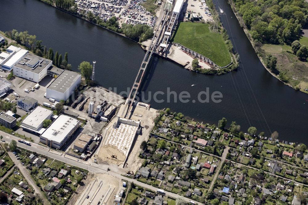 Luftaufnahme Berlin - Neubau der Spreebrücke als Teil der Süd-Ost-Verbindung (SOV) im Raum Schöneweide in Berlin