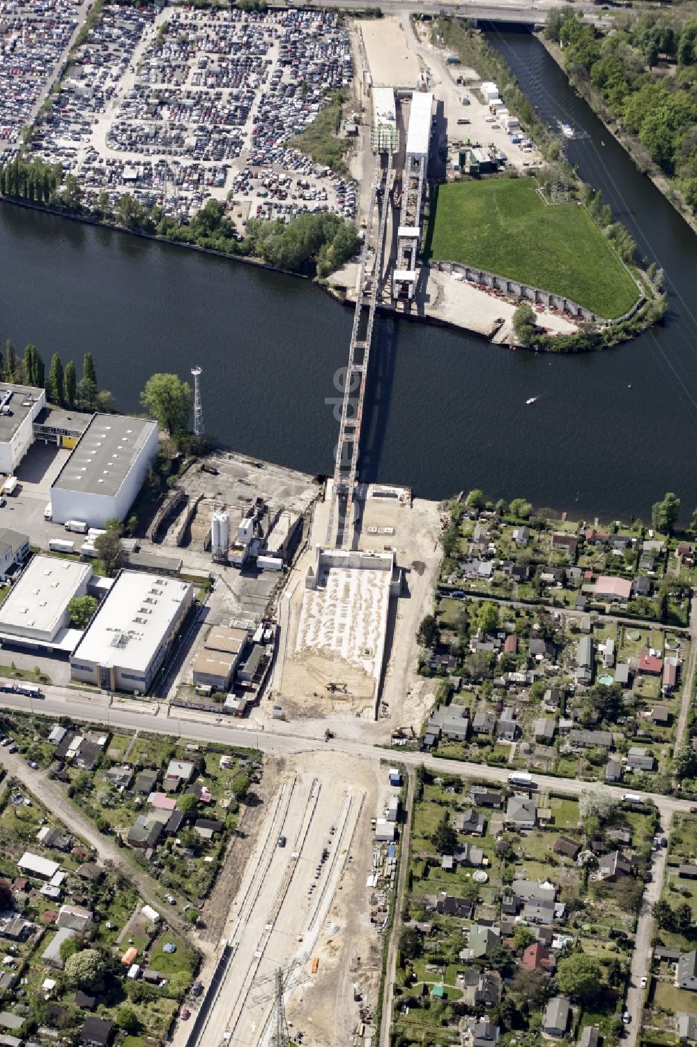 Berlin von oben - Neubau der Spreebrücke als Teil der Süd-Ost-Verbindung (SOV) im Raum Schöneweide in Berlin