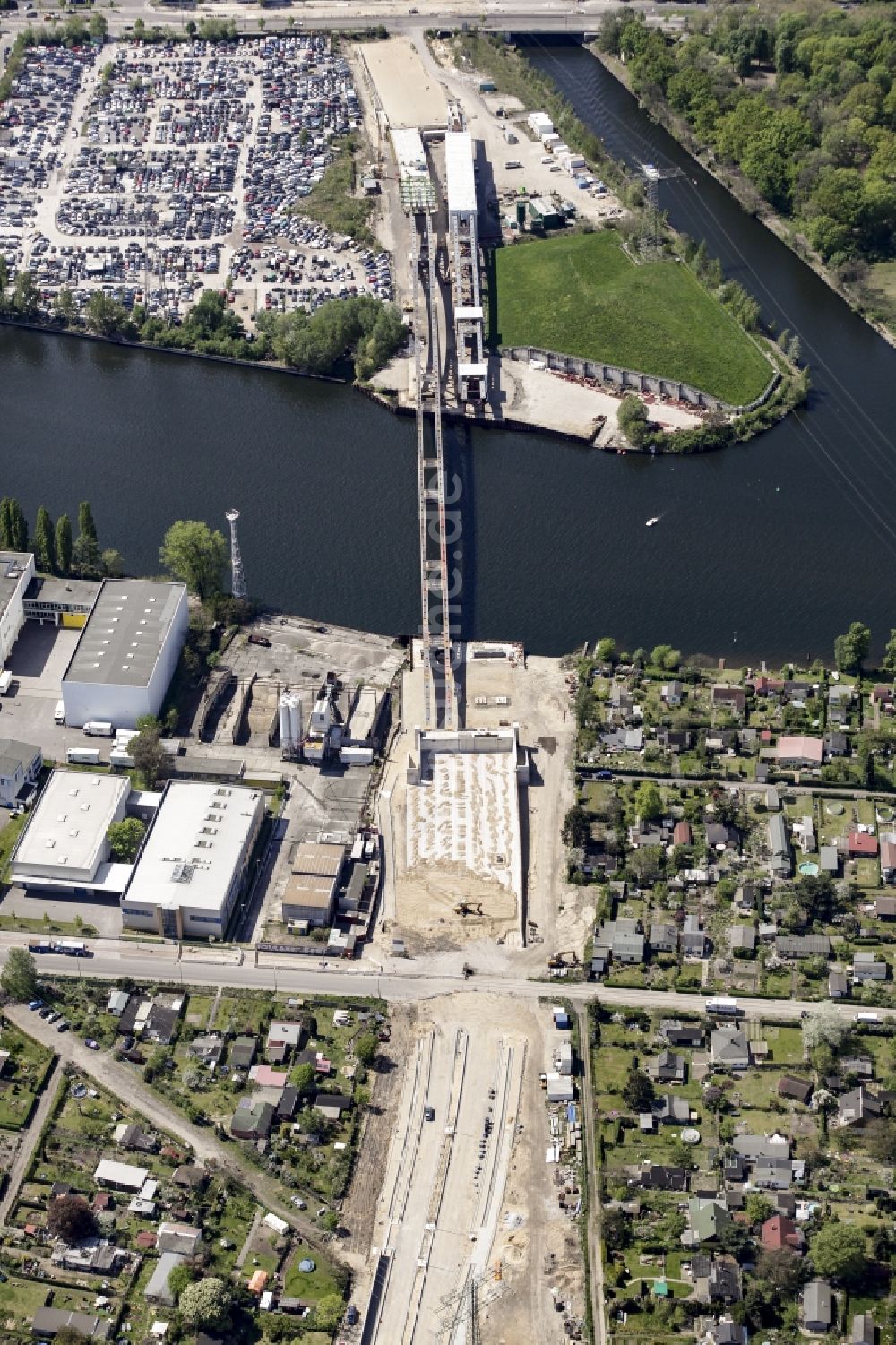 Berlin aus der Vogelperspektive: Neubau der Spreebrücke als Teil der Süd-Ost-Verbindung (SOV) im Raum Schöneweide in Berlin