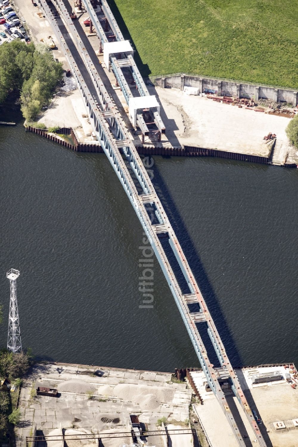 Berlin aus der Vogelperspektive: Neubau der Spreebrücke als Teil der Süd-Ost-Verbindung (SOV) im Raum Schöneweide in Berlin