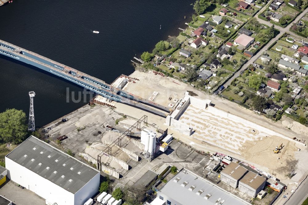 Berlin von oben - Neubau der Spreebrücke als Teil der Süd-Ost-Verbindung (SOV) im Raum Schöneweide in Berlin