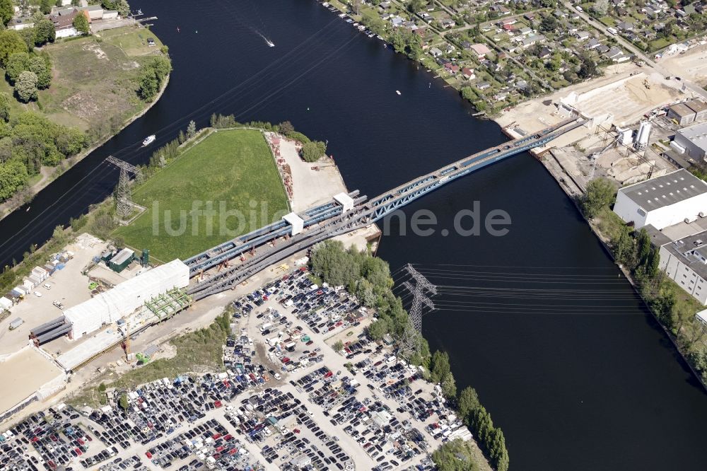 Luftbild Berlin - Neubau der Spreebrücke als Teil der Süd-Ost-Verbindung (SOV) im Raum Schöneweide in Berlin