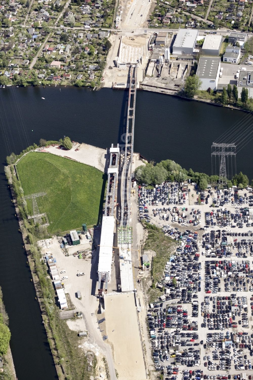 Luftaufnahme Berlin - Neubau der Spreebrücke als Teil der Süd-Ost-Verbindung (SOV) im Raum Schöneweide in Berlin