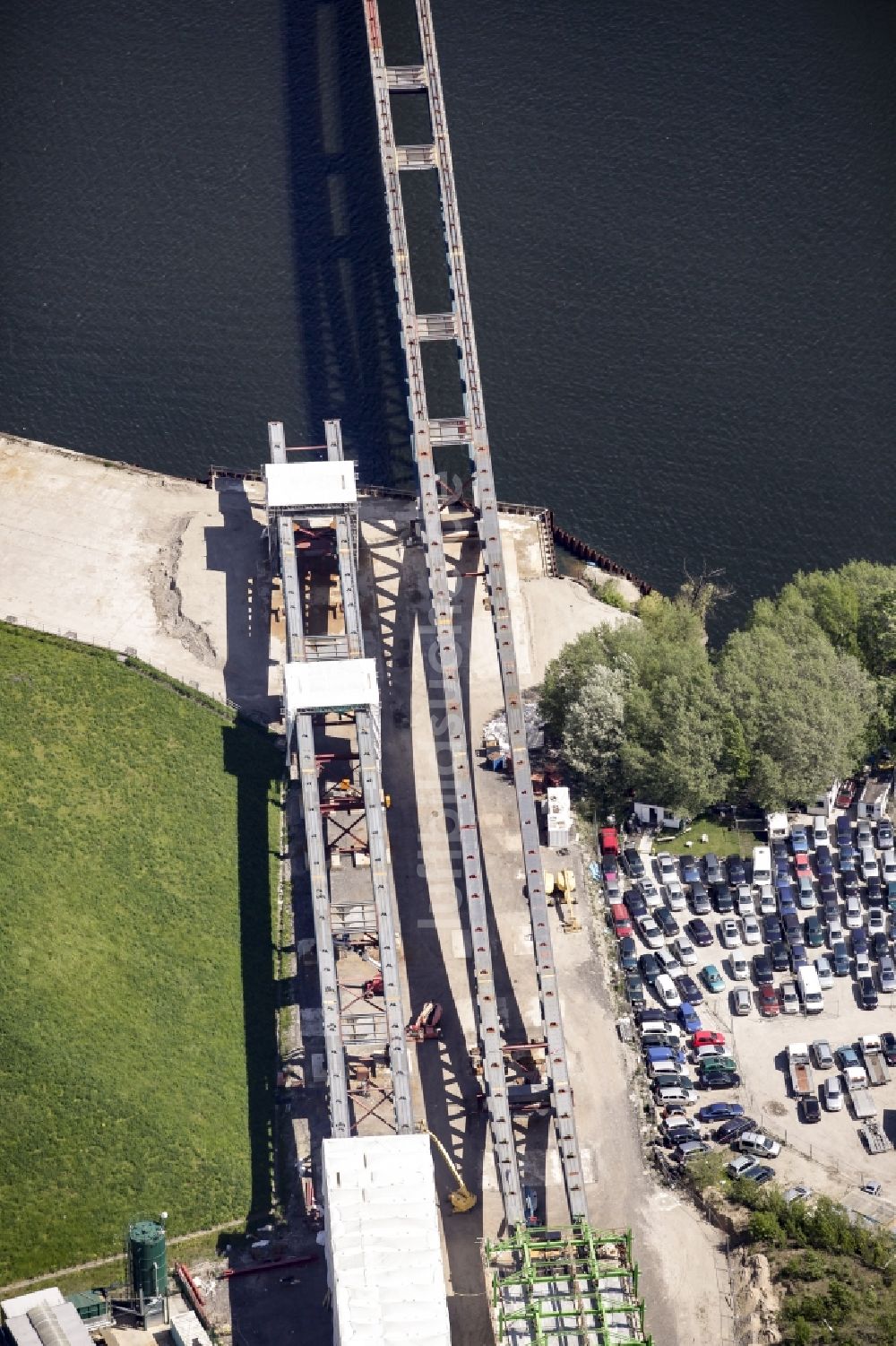 Berlin von oben - Neubau der Spreebrücke als Teil der Süd-Ost-Verbindung (SOV) im Raum Schöneweide in Berlin