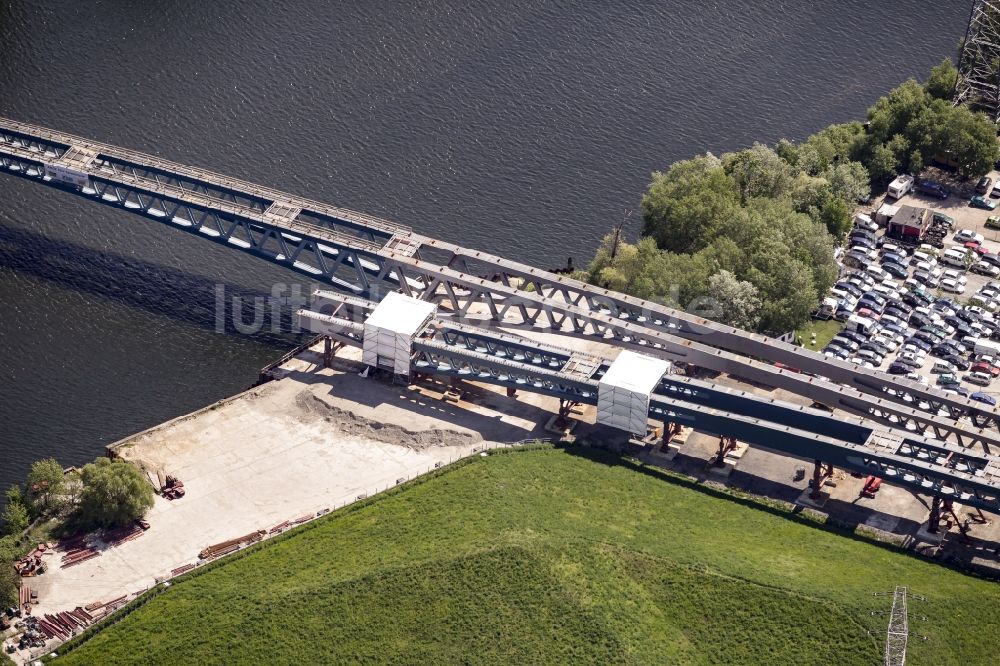 Luftaufnahme Berlin - Neubau der Spreebrücke als Teil der Süd-Ost-Verbindung (SOV) im Raum Schöneweide in Berlin