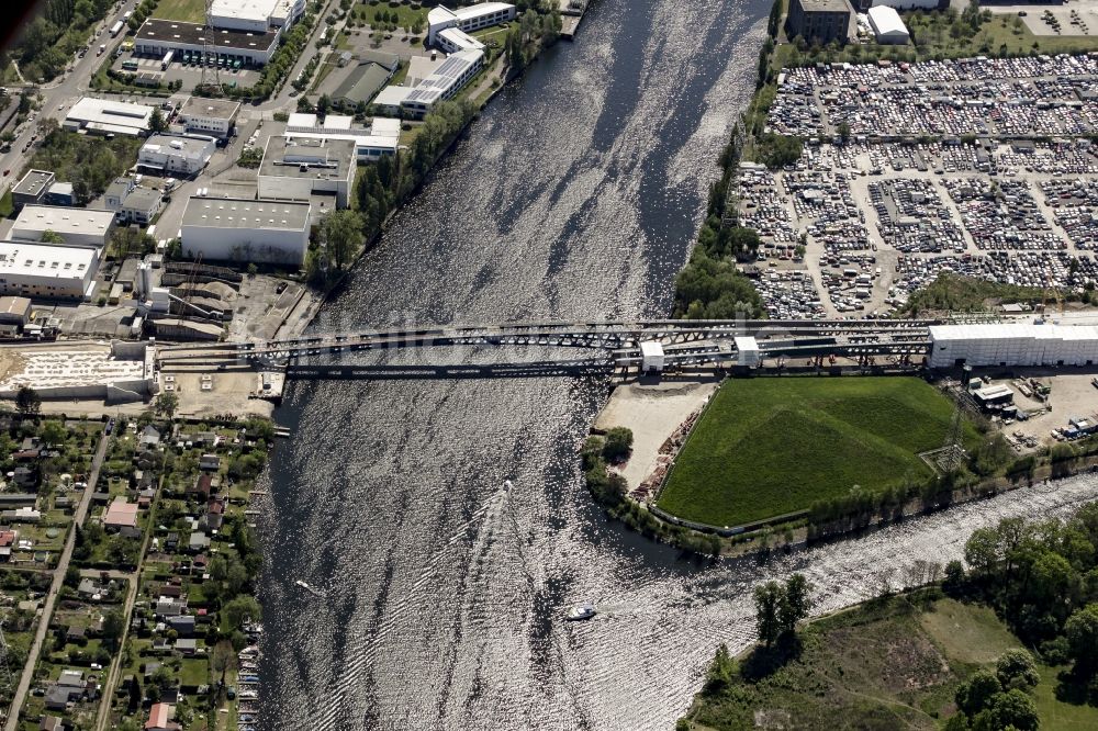 Berlin von oben - Neubau der Spreebrücke als Teil der Süd-Ost-Verbindung (SOV) im Raum Schöneweide in Berlin