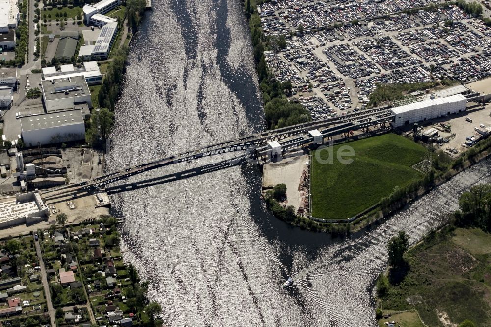 Luftbild Berlin - Neubau der Spreebrücke als Teil der Süd-Ost-Verbindung (SOV) im Raum Schöneweide in Berlin