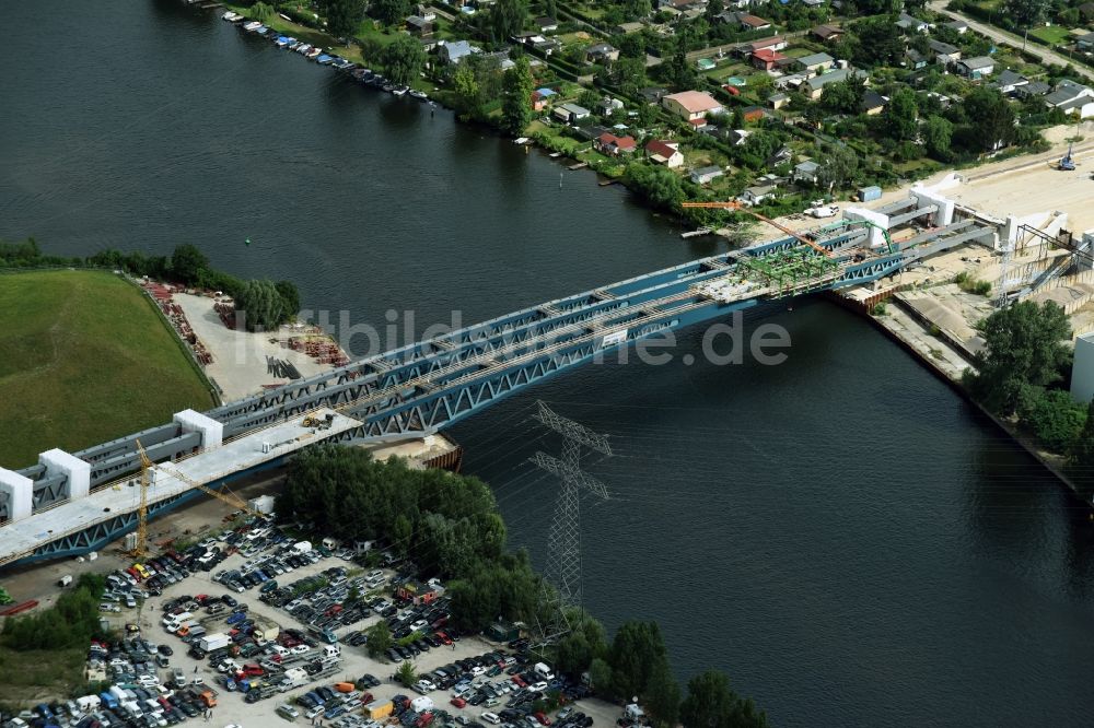 Berlin von oben - Neubau der Spreebrücke als Teil der Süd-Ost-Verbindung (SOV) im Raum Schöneweide in Berlin