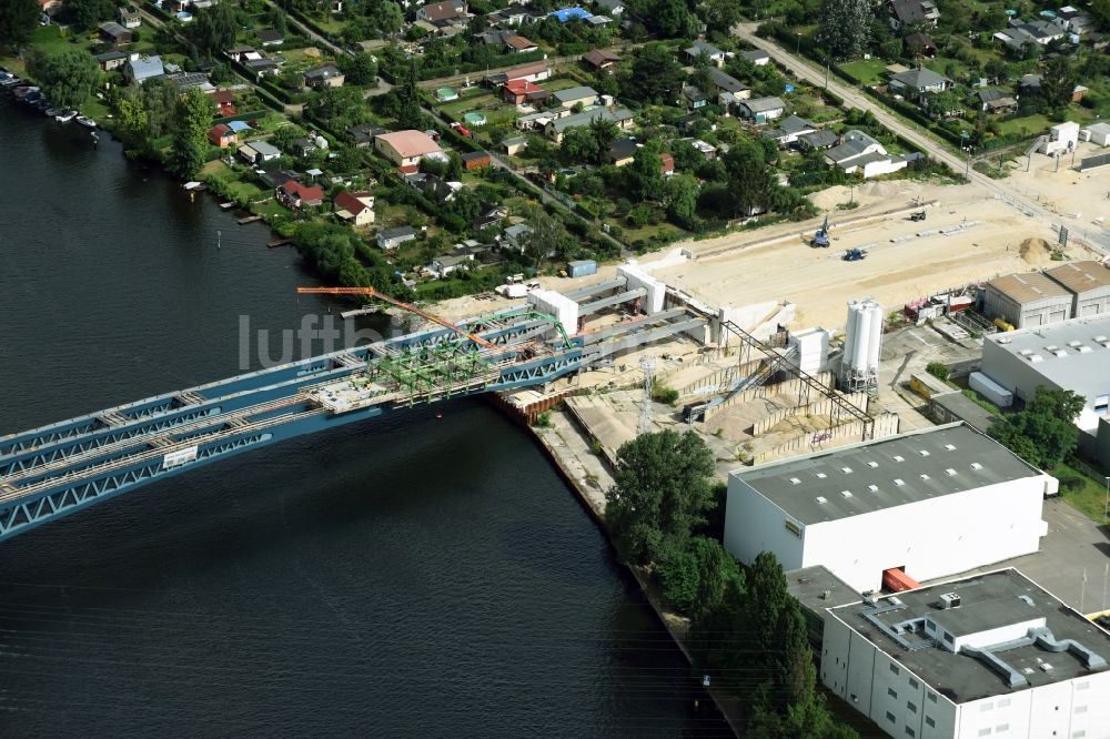 Berlin aus der Vogelperspektive: Neubau der Spreebrücke als Teil der Süd-Ost-Verbindung (SOV) im Raum Schöneweide in Berlin