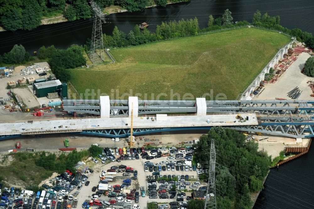 Luftbild Berlin - Neubau der Spreebrücke als Teil der Süd-Ost-Verbindung (SOV) im Raum Schöneweide in Berlin