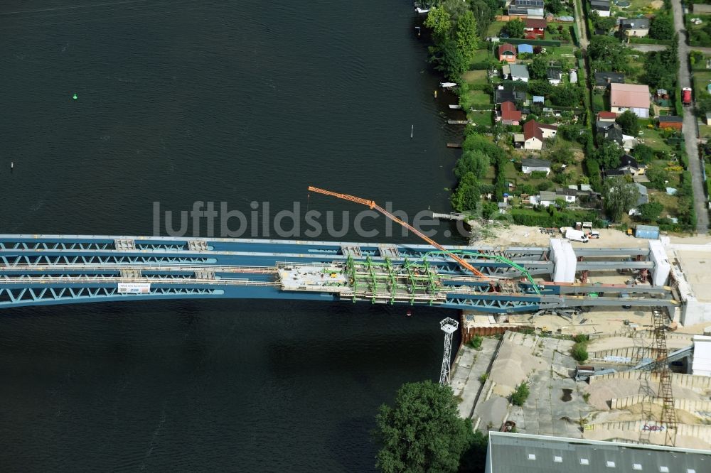 Luftaufnahme Berlin - Neubau der Spreebrücke als Teil der Süd-Ost-Verbindung (SOV) im Raum Schöneweide in Berlin