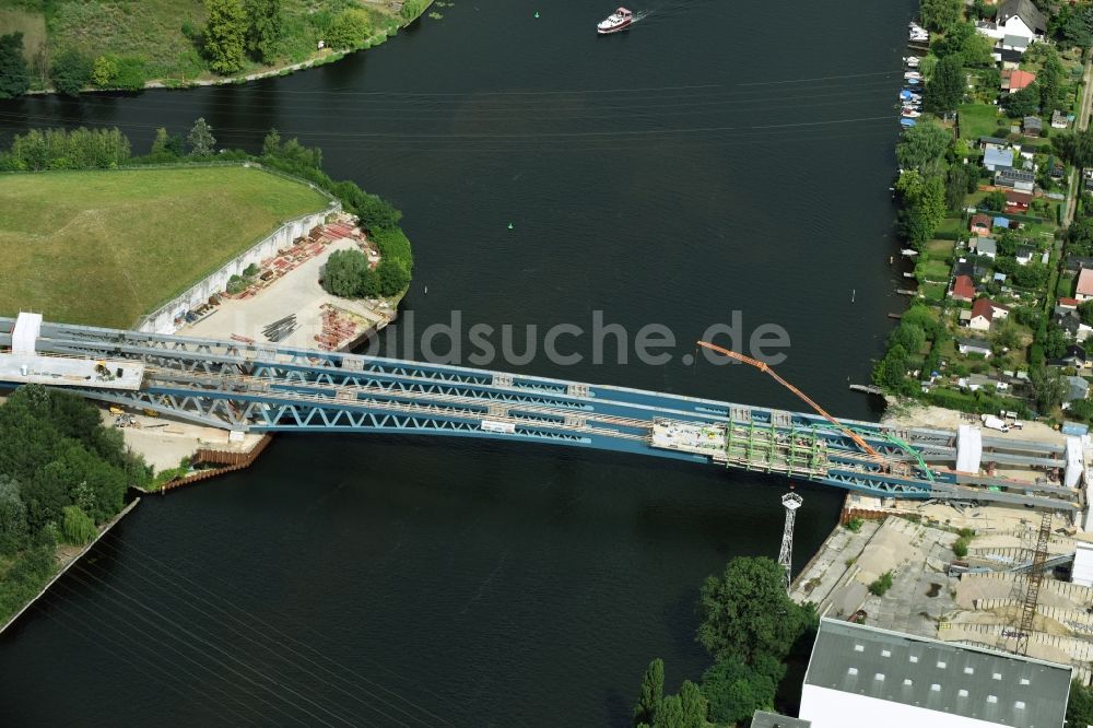 Berlin von oben - Neubau der Spreebrücke als Teil der Süd-Ost-Verbindung (SOV) im Raum Schöneweide in Berlin