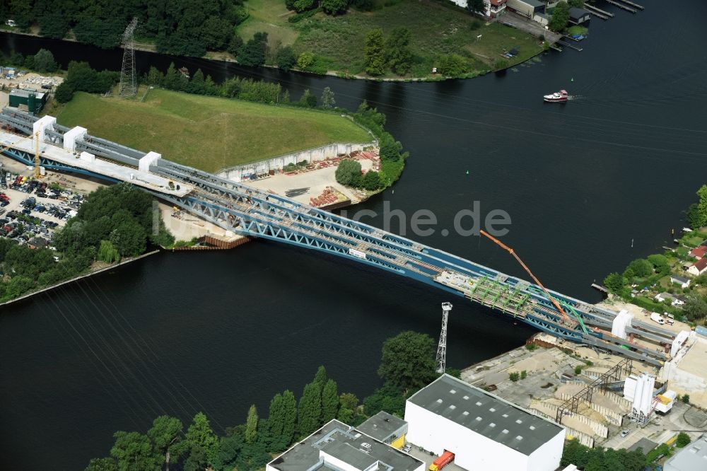 Berlin aus der Vogelperspektive: Neubau der Spreebrücke als Teil der Süd-Ost-Verbindung (SOV) im Raum Schöneweide in Berlin