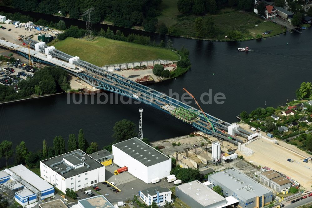 Luftbild Berlin - Neubau der Spreebrücke als Teil der Süd-Ost-Verbindung (SOV) im Raum Schöneweide in Berlin