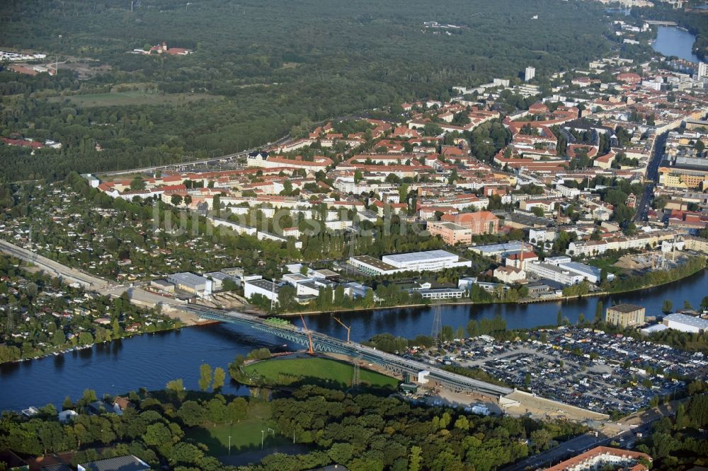 Luftbild Berlin - Neubau der Spreebrücke als Teil der Süd-Ost-Verbindung (SOV) im Raum Schöneweide in Berlin