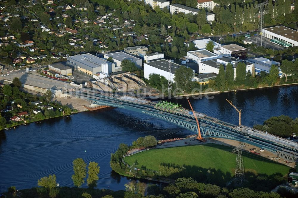 Luftaufnahme Berlin - Neubau der Spreebrücke als Teil der Süd-Ost-Verbindung (SOV) im Raum Schöneweide in Berlin