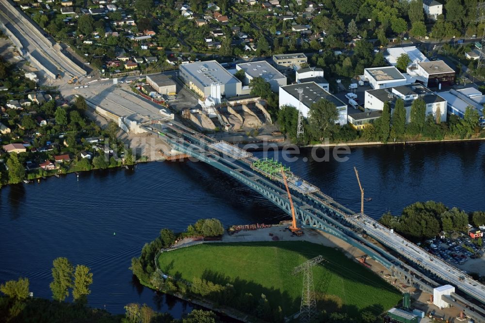 Berlin von oben - Neubau der Spreebrücke als Teil der Süd-Ost-Verbindung (SOV) im Raum Schöneweide in Berlin