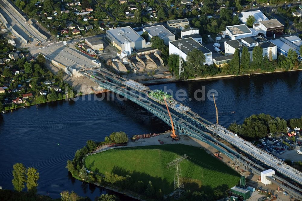 Berlin aus der Vogelperspektive: Neubau der Spreebrücke als Teil der Süd-Ost-Verbindung (SOV) im Raum Schöneweide in Berlin