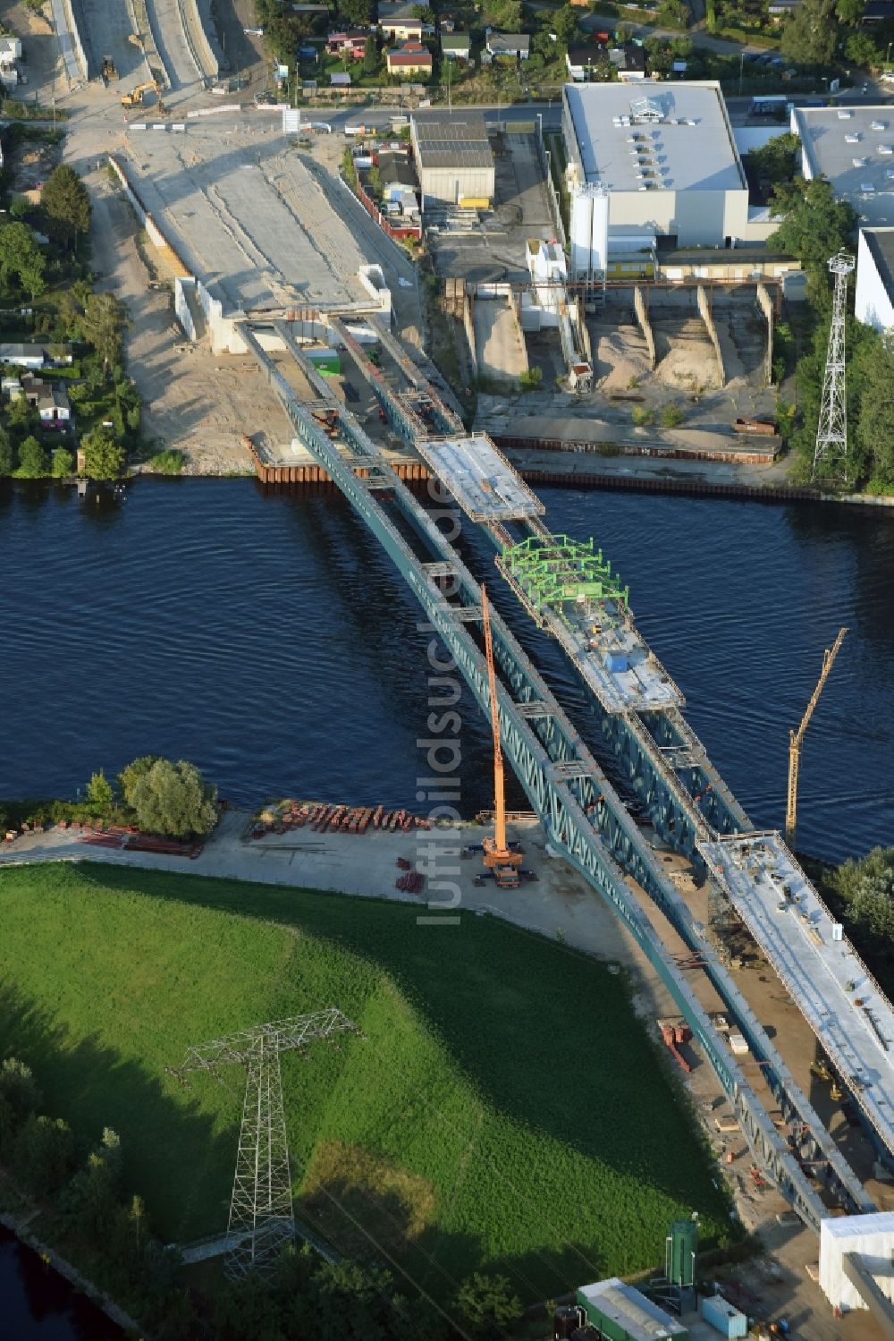 Luftbild Berlin - Neubau der Spreebrücke als Teil der Süd-Ost-Verbindung (SOV) im Raum Schöneweide in Berlin