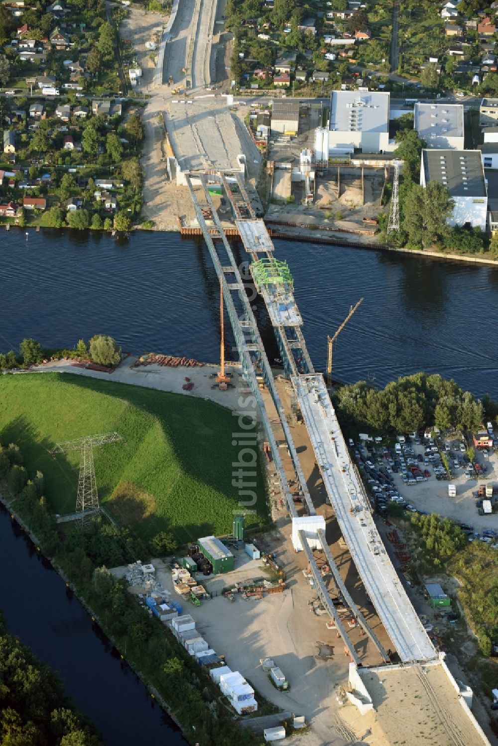 Luftaufnahme Berlin - Neubau der Spreebrücke als Teil der Süd-Ost-Verbindung (SOV) im Raum Schöneweide in Berlin