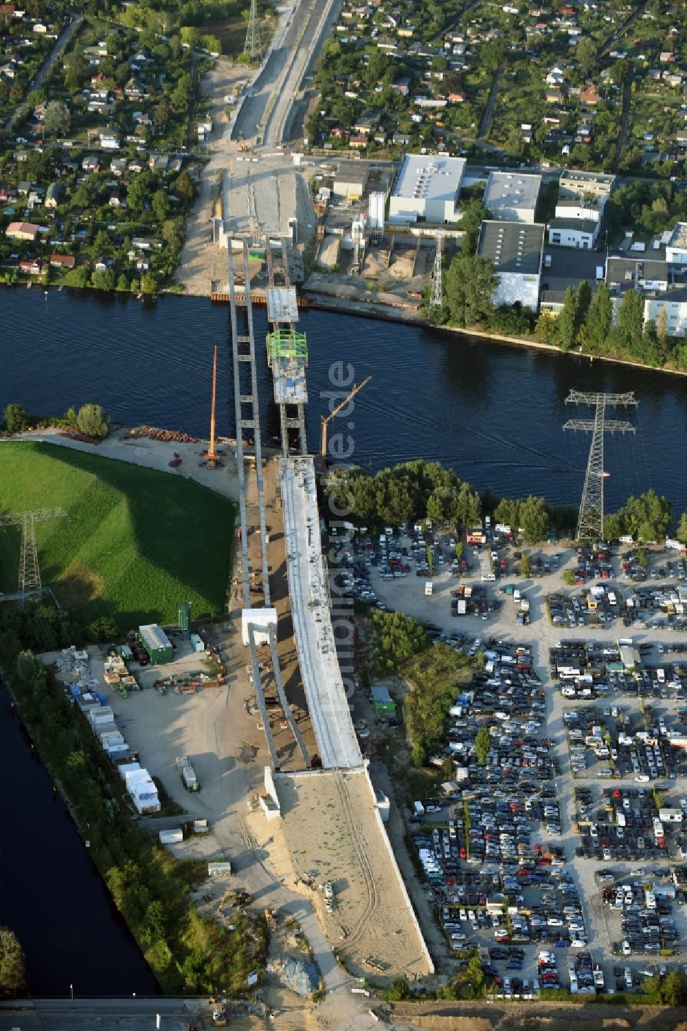 Berlin von oben - Neubau der Spreebrücke als Teil der Süd-Ost-Verbindung (SOV) im Raum Schöneweide in Berlin