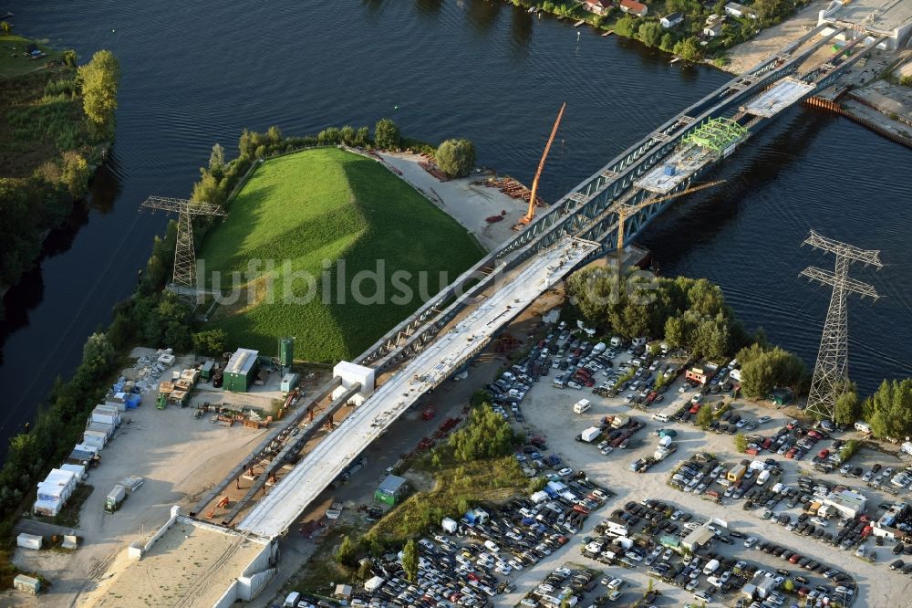 Berlin von oben - Neubau der Spreebrücke als Teil der Süd-Ost-Verbindung (SOV) im Raum Schöneweide in Berlin