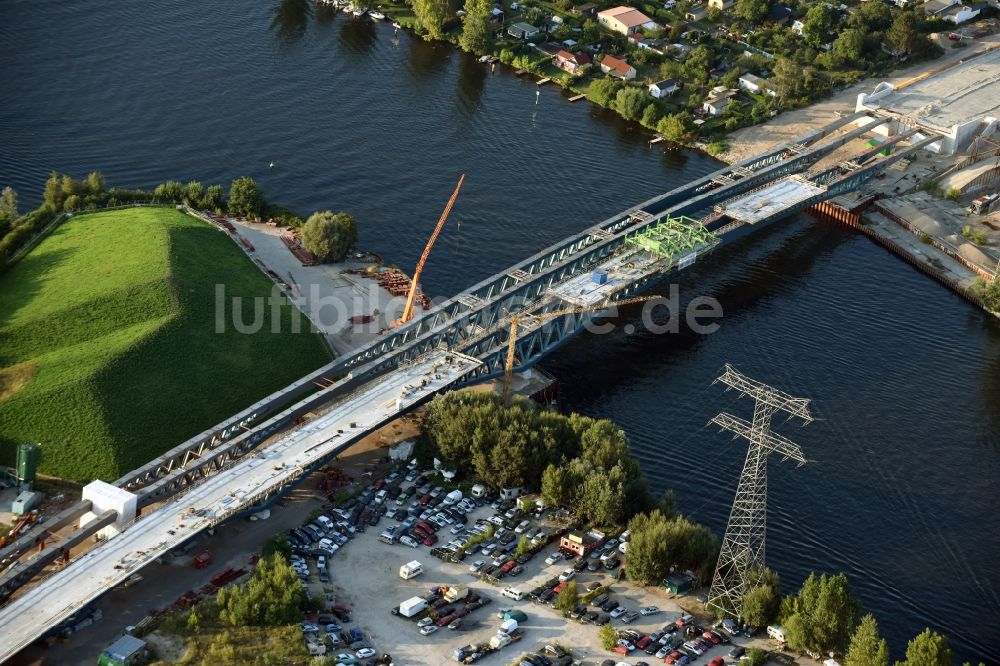 Berlin aus der Vogelperspektive: Neubau der Spreebrücke als Teil der Süd-Ost-Verbindung (SOV) im Raum Schöneweide in Berlin