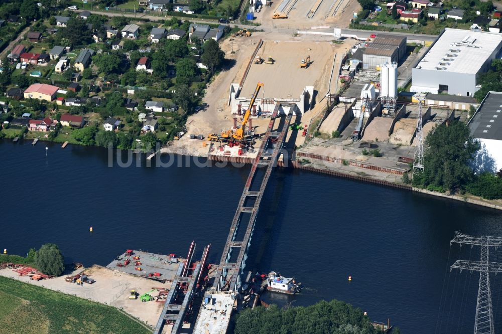 Luftaufnahme Berlin - Neubau der Spreebrücke als Teil der Süd-Ost-Verbindung (SOV) im Raum Schöneweide in Berlin