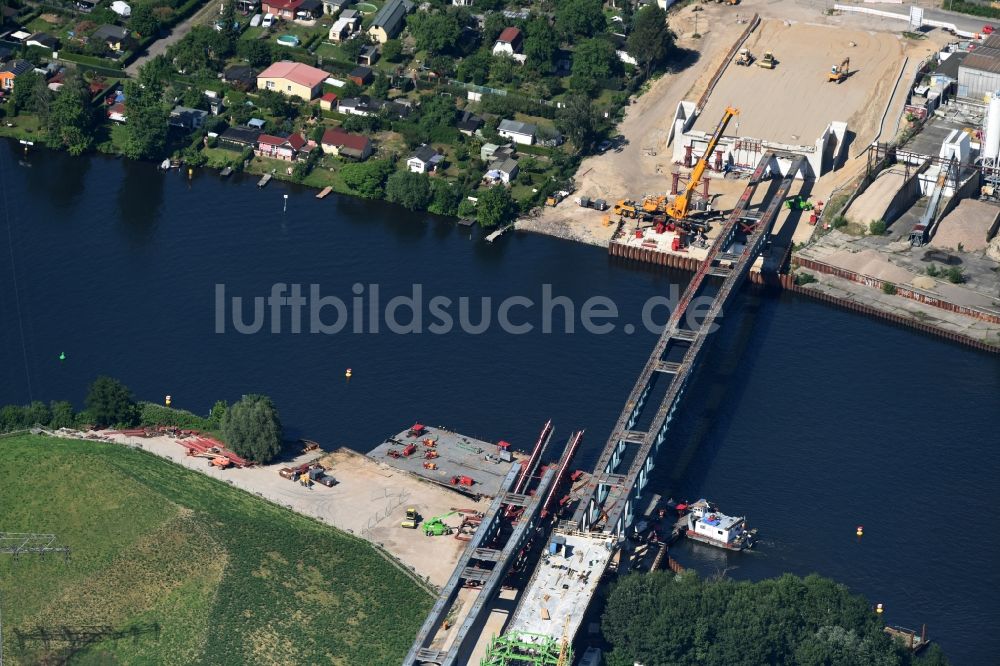 Berlin von oben - Neubau der Spreebrücke als Teil der Süd-Ost-Verbindung (SOV) im Raum Schöneweide in Berlin