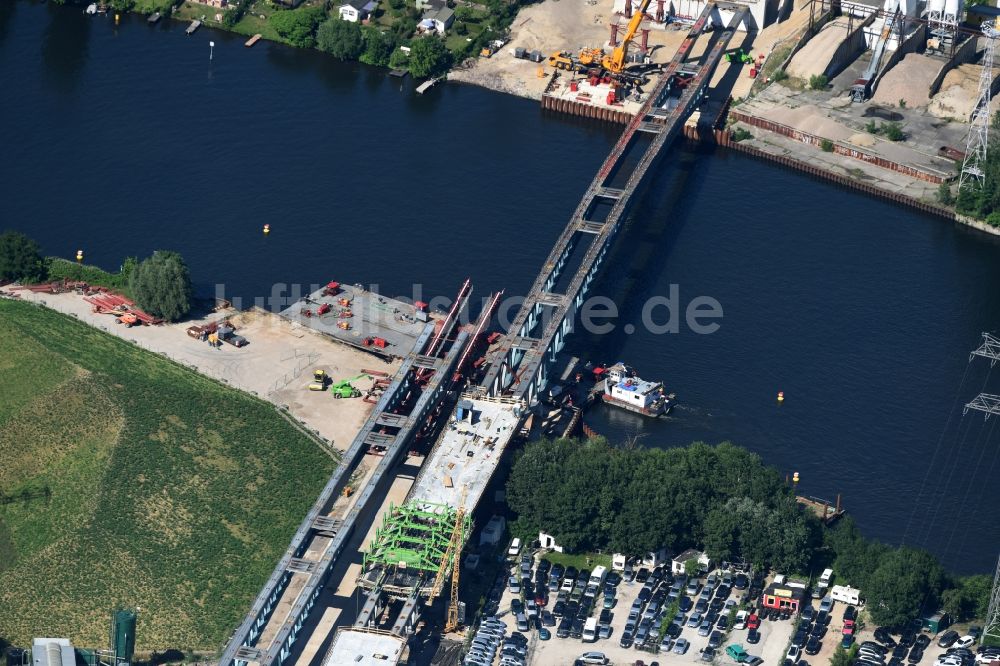 Berlin aus der Vogelperspektive: Neubau der Spreebrücke als Teil der Süd-Ost-Verbindung (SOV) im Raum Schöneweide in Berlin