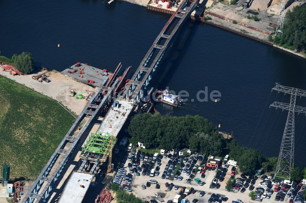 Luftbild Berlin - Neubau der Spreebrücke als Teil der Süd-Ost-Verbindung (SOV) im Raum Schöneweide in Berlin