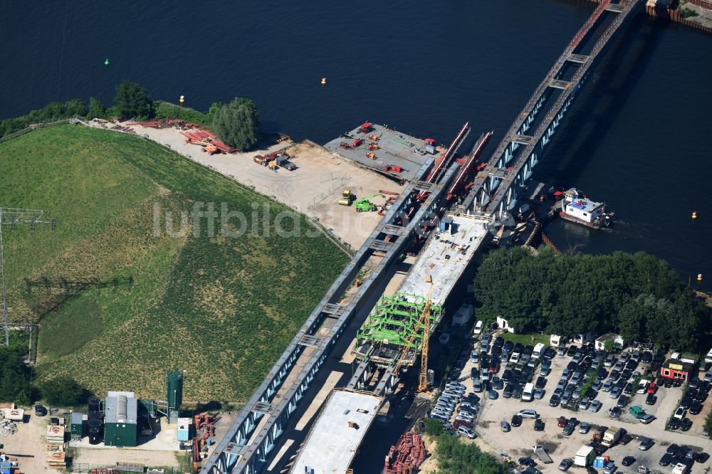 Luftaufnahme Berlin - Neubau der Spreebrücke als Teil der Süd-Ost-Verbindung (SOV) im Raum Schöneweide in Berlin