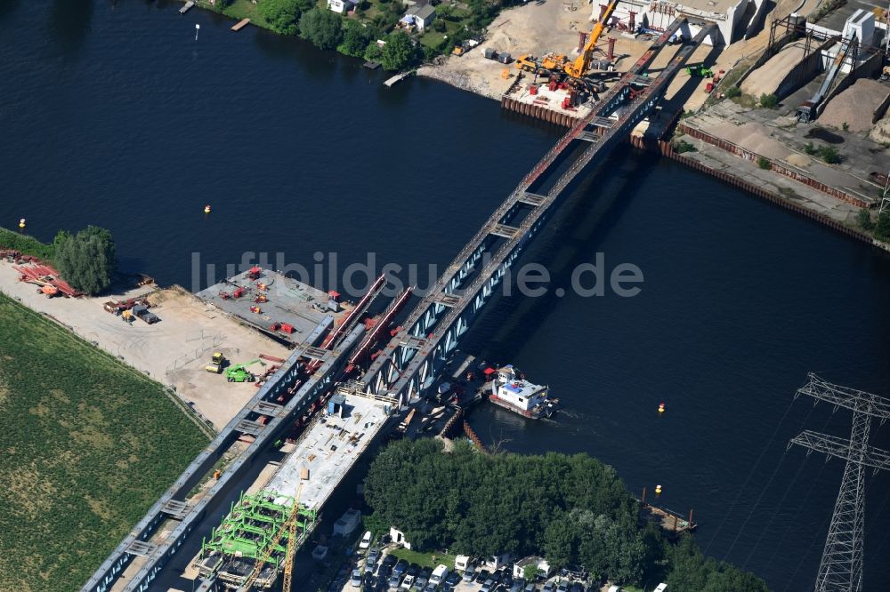 Berlin von oben - Neubau der Spreebrücke als Teil der Süd-Ost-Verbindung (SOV) im Raum Schöneweide in Berlin