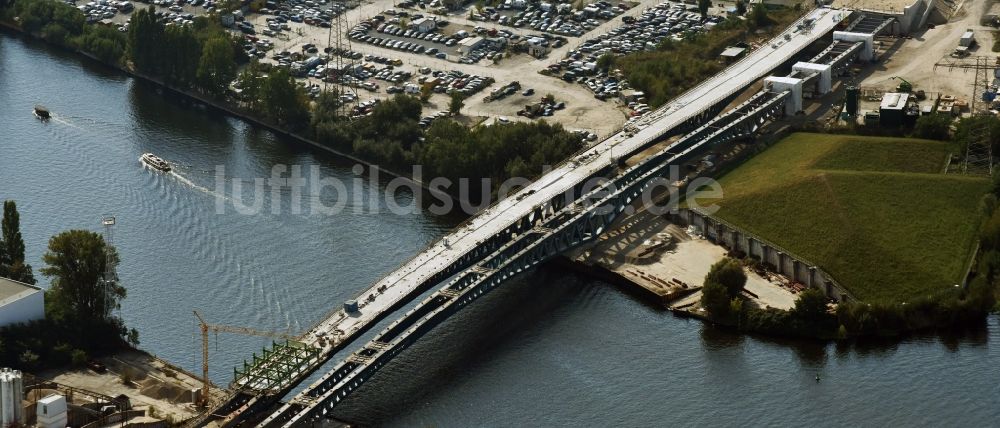 Berlin aus der Vogelperspektive: Neubau der Spreebrücke als Teil der Süd-Ost-Verbindung (SOV) im Raum Schöneweide in Berlin