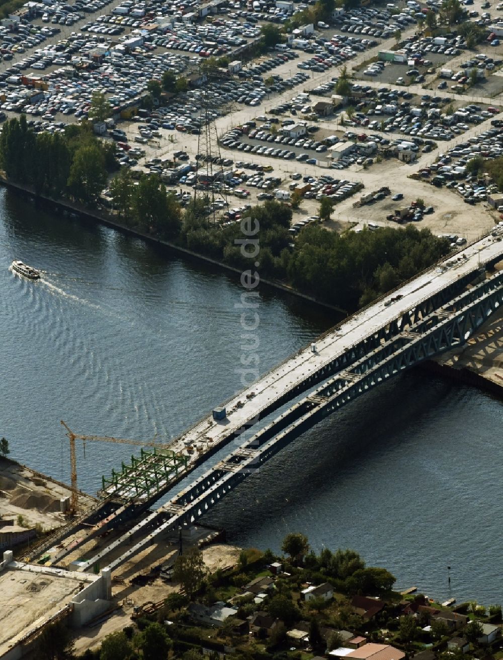 Luftbild Berlin - Neubau der Spreebrücke als Teil der Süd-Ost-Verbindung (SOV) im Raum Schöneweide in Berlin